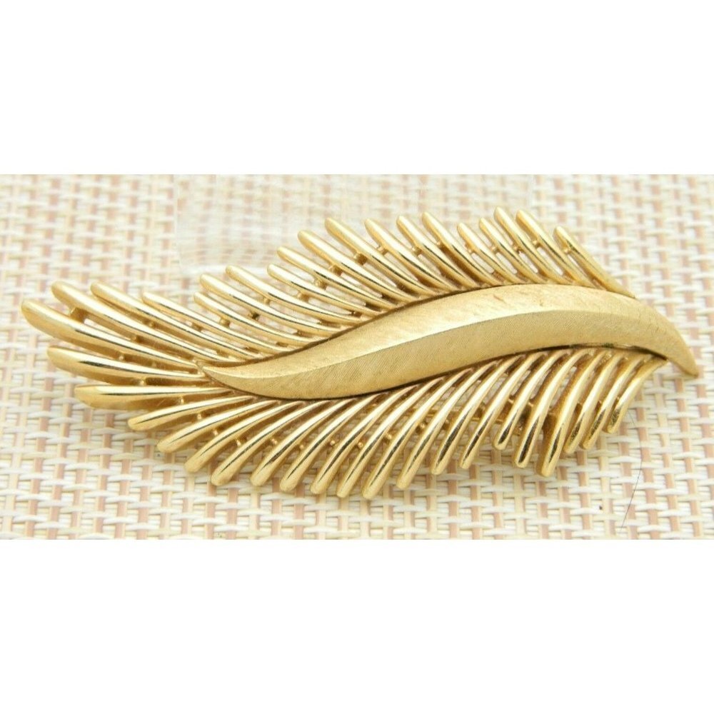 TRIFARI Signed Gold Tone Abstract Modern Leaf Brooch Pin Vintage